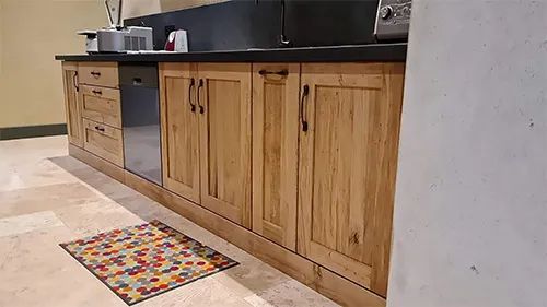 Miniature de Cuisine en chêne traitée avec Arova Spritzbeize mélange Weiss et Incolore puis Aduro Legnopur G10. (Bois, intérieur)