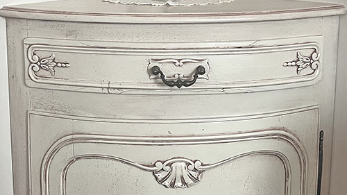 Miniature de Meuble laqué en RAL 9010, puis patiné à l'aide de l'Arova Antik-Patina mélangée avec de la Solva-Tint Weinrot. (Bois, intérieur)