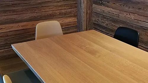 Miniature de Vieux bois traité avec le vernis Aduro Naturmatt, et table traitée avec Arova Spritzbeize et Aduro Legnopur G10.