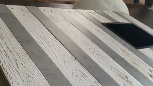 Miniature de Table en palettes traitée en Aqua-Colora Weiss, ponçage de la veine dure et Legnopur G10. (réalisation avec Aduro Legnopur, Pullex Aqua-Color sur Bois, intérieur)