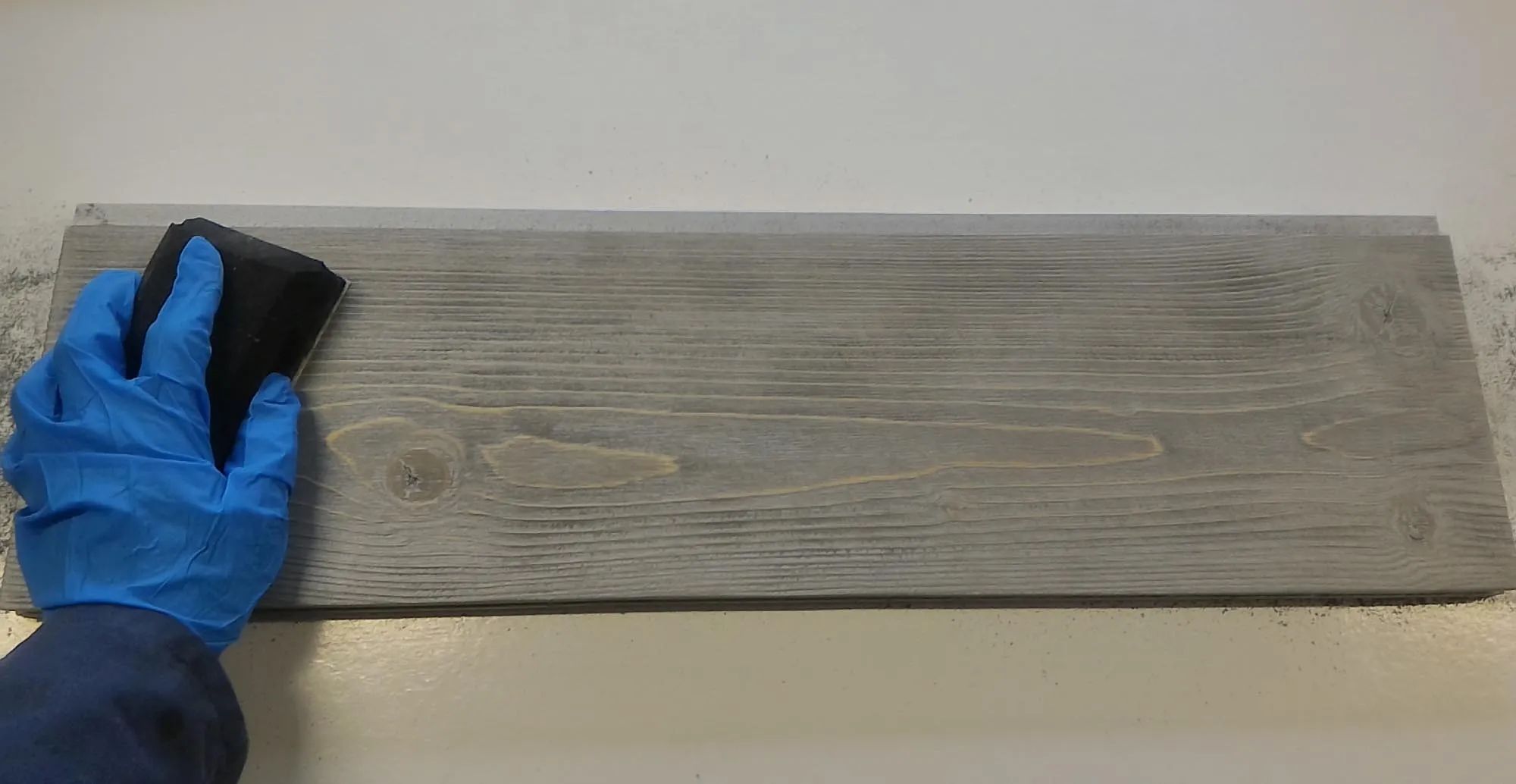Image de l'étape 4 : Ponçage sur la veine dure – Effet gris vieux bois