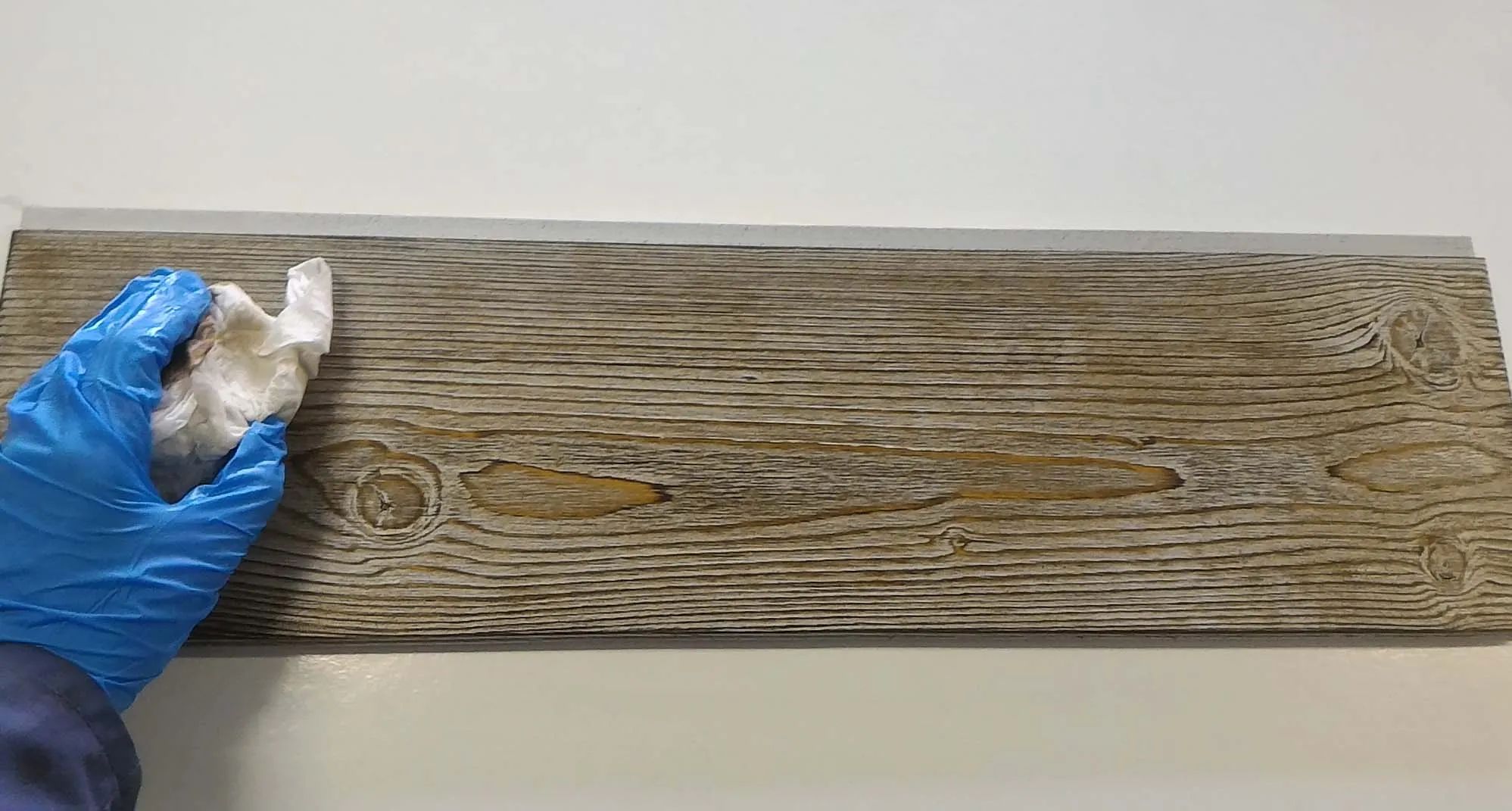 Image de l'étape 7 : Essuyage de la teinte – Effet gris vieux bois